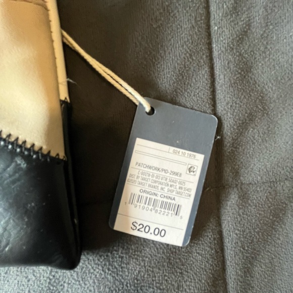 Target cross body small purse. - Picture 6 of 6